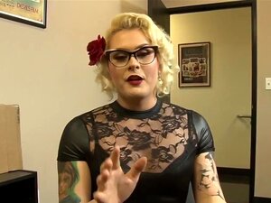 Transsexueller Wird Gefickt Und Schluckt Eine Ladung, Hausgemacht