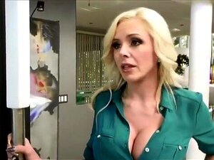 Blonde Milf und Stieftochter verführen den Gast Blonde Milf und Stieftochter verführen den Gast