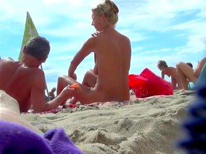 Junge frau nackt am strand