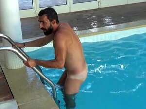 Schwimmbad gay im nackt Jungs