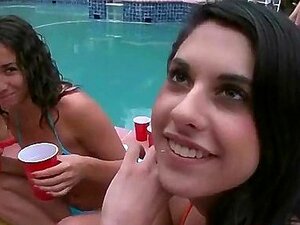 Pool party nackt Nude party,