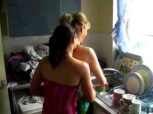 Vollbusige Lesben ficken mit Strapon in Küche