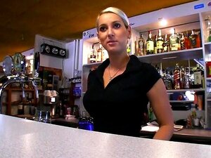 Junge Barkeeperin lässt sich an ihrem ersten Arbeitstag ficken