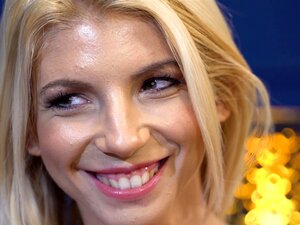Missy bekommt als Cayenne das erste Lecken an ihrer Muschi Missy bekommt als Cayenne das erste Lecken an ihrer Muschi