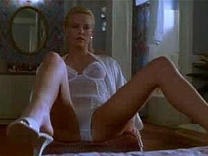 Nackt charlize theron Sexy Charlize