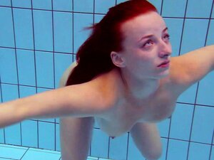 Rothaarige Diva Eva Berger fickt leidenschaftlich im Schwimmbad