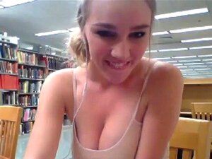 Sexsüchtiges Babe Masturbiert In Der Bibliothek