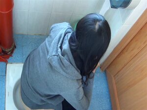 Molliges Mädchen Piss Spionage in der öffentlichen Toilett