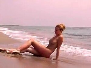 Blondinen am strand nackte Eine Blondine