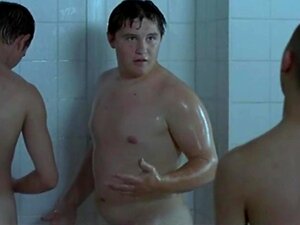 Unter dusche boys nackte der Boys in