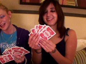 Strip Poker Bringt Zwei Aufgegeilte Mädchen Zum Ficken HD
