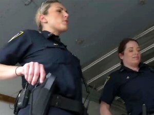 Weiße Polizistinnen ficken schwarzen Kerl im Verhörraum