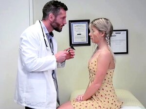 Hübsche Brünette Wird Von Ihrem Perversen Arzt Tief Untersucht