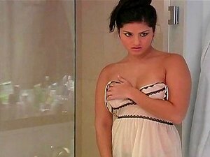 Sunny Leone gibt es ihrer Pussy in der Küche