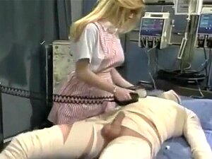 Hübsche Blonde Krankenschwester Lutscht Den Schwanz Eines Patienten Gratis Pornos und Sexfilme Hier Anschauen