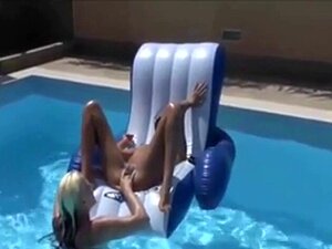 Eine Schönheit Im Bikini Verführt Seine Freundin Blondine Im Pool