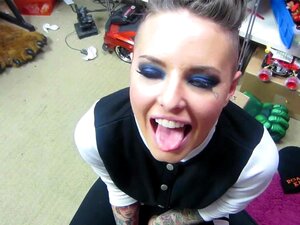 Die tätowierte pralle Christy Mack lässt sich in der Garage vögeln Die tätowierte pralle Christy Mack lässt sich in der Garage vögeln