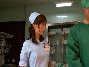 Die kleine Krankenschwester Mika Kojima macht kranke Patienten hart, indem sie einen Handjob gibt